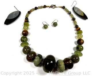 Graduated Green Agate Stone Bead Necklace with Matching Earrings