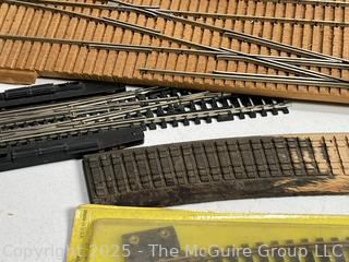 Grouping of H-O Scale Train Tracks