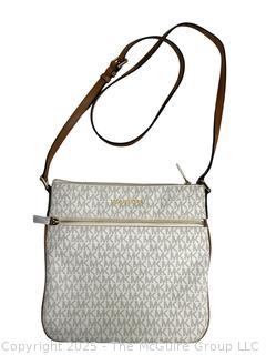 Micheal Kors Signature Flat Crossbody Bedford Handbag New with Tags. 