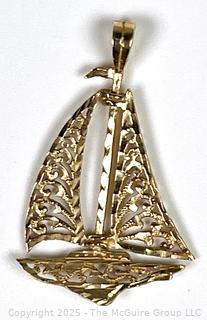 14K Yellow Gold Filigree Sailing Boat Charm Pendant. 0.4 G