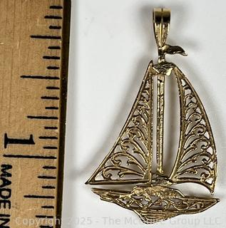14K Yellow Gold Filigree Sailing Boat Charm Pendant. 0.4 G