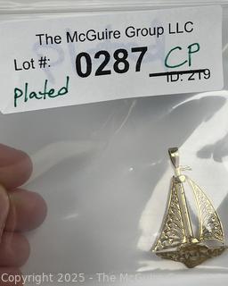 14K Yellow Gold Filigree Sailing Boat Charm Pendant. 0.4 G