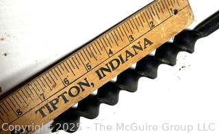 T-Handle Wood Auger Barn Beam Hand Drill. 41” Long 13” Wide<br>

<br><br>

Removal Options:<br><br> Sat (Nov 8) & Sun (Nov 9) 11-3pm, 56 Scotch Hill Rd., Cambridge NY 12816<br><br>

Sat (Nov 15) 12-2pm, TMG Warehouse, 2800 Juniper St., Fairfax, VA 22031<br><br>
