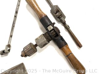 Circa 1920 Millers Falls No. 4 Ratchet "T" Auger Handle and Set of Wood Boring Bits<br>

<br><br>

Removal Options:<br><br> Sat (Nov 8) & Sun (Nov 9) 11-3pm, 56 Scotch Hill Rd., Cambridge NY 12816<br><br>

Sat (Nov 15) 12-2pm, TMG Warehouse, 2800 Juniper St., Fairfax, VA 22031<br><br>

Request Shipping (david@themcguiregroupllc.com)