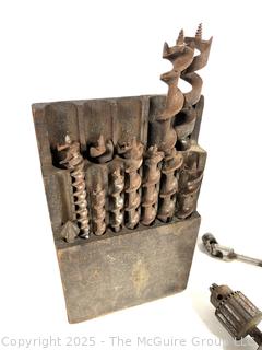 Circa 1920 Millers Falls No. 4 Ratchet "T" Auger Handle and Set of Wood Boring Bits<br>

<br><br>

Removal Options:<br><br> Sat (Nov 8) & Sun (Nov 9) 11-3pm, 56 Scotch Hill Rd., Cambridge NY 12816<br><br>

Sat (Nov 15) 12-2pm, TMG Warehouse, 2800 Juniper St., Fairfax, VA 22031<br><br>

Request Shipping (david@themcguiregroupllc.com)
