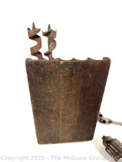 Circa 1920 Millers Falls No. 4 Ratchet "T" Auger Handle and Set of Wood Boring Bits<br>

<br><br>

Removal Options:<br><br> Sat (Nov 8) & Sun (Nov 9) 11-3pm, 56 Scotch Hill Rd., Cambridge NY 12816<br><br>

Sat (Nov 15) 12-2pm, TMG Warehouse, 2800 Juniper St., Fairfax, VA 22031<br><br>

Request Shipping (david@themcguiregroupllc.com)