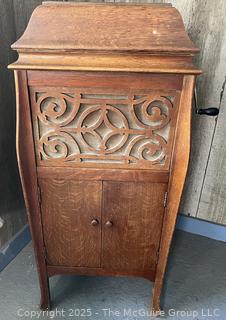 Silvertone Victrola Phonograph Record Player Plays 78 RPM Shellac Records<br>

<br><br>

Removal Options:<br><br> Sat (Nov 8) & Sun (Nov 9) 11-3pm, 56 Scotch Hill Rd., Cambridge NY 12816<br><br>

Sat (Nov 15) 12-2pm, TMG Warehouse, 2800 Juniper St., Fairfax, VA 22031<br><br>

Request Shipping (david@themcguiregroupllc.com)