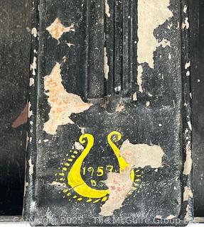 Farmhouse Folk Art Toleware Money Box <br>

<br><br>

Removal Options:<br><br> Sat (Nov 8) & Sun (Nov 9) 11-3pm, 56 Scotch Hill Rd., Cambridge NY 12816<br><br>

Sat (Nov 15) 12-2pm, TMG Warehouse, 2800 Juniper St., Fairfax, VA 22031<br><br>

Request Shipping (david@themcguiregroupllc.com) 