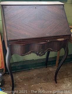 Petite Mahogany Slant Front Secretary Desk with Cabriole Legs – Grand Rapids, MI<br><br>House

<br><br>

Removal Options:<br><br> Sat (Nov 8) & Sun (Nov 9) 11-3pm, 56 Scotch Hill Rd., Cambridge NY 12816<br><br>

