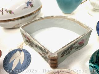 Group of Porcelain and Glassware Including Wedgwood and a Paperweight<br><br>Wendy Dan Hermione

<br><br>

Removal Options:<br><br> Sat (Nov 8) & Sun (Nov 9) 11-3pm, 56 Scotch Hill Rd., Cambridge NY 12816<br><br>

Sat (Nov 15) 12-2pm, TMG Warehouse, 2800 Juniper St., Fairfax, VA 22031<br><br>

Request Shipping (david@themcguiregroupllc.com)