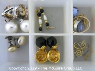 Jewelry: Asst of costume jewelry