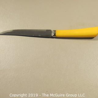 Housewears: Cutlery: VTG Scheffield Steak Knives - yellow handles