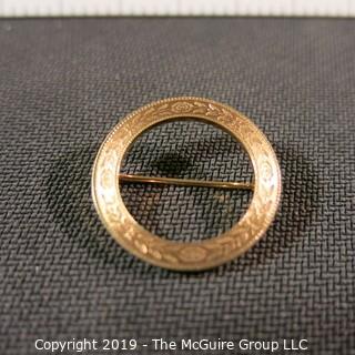 Jewelry: Circle pin, 14K Yellow gold delicately etched with laurel leaves, 1"; 2.4 grams (TMG 780)