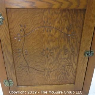 Furniture: Vintage: Kitchen Wall Hutch/Cabinet; 20W x 22"T