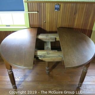 Furniture: Vintage: Antique: Round Pedestal Carved Dining Table w/o leafs expandable