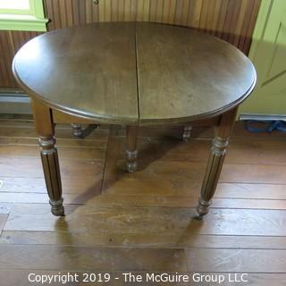 Furniture: Vintage: Antique: Round Pedestal Carved Dining Table w/o leafs expandable