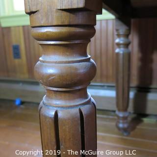 Furniture: Vintage: Antique: Round Pedestal Carved Dining Table w/o leafs expandable