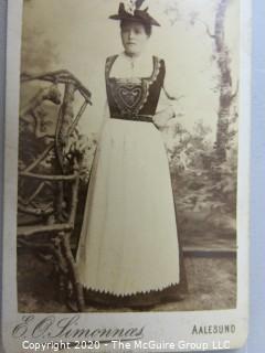 Cartes-de-Visite CDV Antique Cabinet Photo Card - Lady in Hat -
Photographer Simonnas, Aalesund, Erichsenbryggen