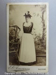 Cartes-de-Visite CDV Antique Cabinet Photo Card - Lady in Hat -
Photographer Simonnas, Aalesund, Erichsenbryggen