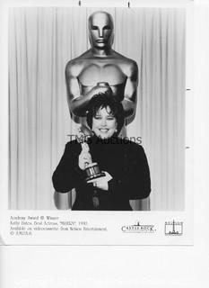 Photo: Print: Press Release: Vintage Movie Star: Cathy Bates - Misey Oscar