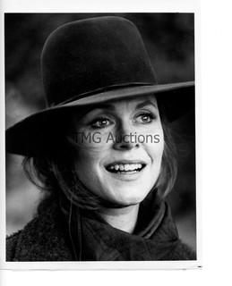 Photo: Print: Press Release: Vintage TV Star: Elizabeth Montgomery - bewitching eh