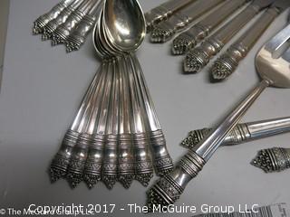 Towle Sterling Flatware (1132 g) plus knives