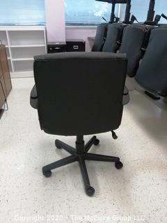 Amazon Basics Mid Back Office Arm Chair with Pedestal Base on Castors - Room 1