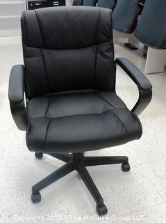 Amazon Basics Mid Back Office Arm Chair with Pedestal Base on Castors - Room 1