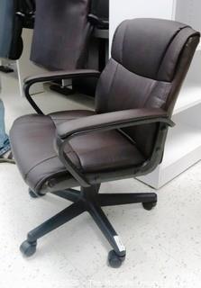 Amazon Basics Mid Back Office Arm Chair with Pedestal Base on Castors - Room 1