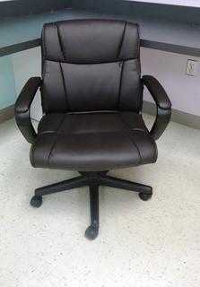 Amazon Basics Mid Back Office Arm Chair with Pedestal Base on Castors - Room 1