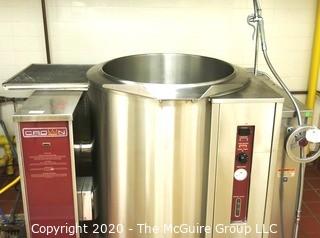 New GLT-40 model shown with optional spring assist cover.
Crown GLT-40, 40 Gallon Gas 2/3 Jacket Steam Kettle, Free Standing, Tilting, 100,000 Btu