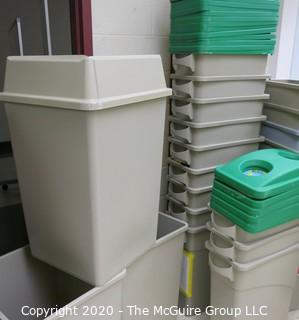 LARGE ASSORTMENT OF PLASTIC CAN RECYCLING BINS W/LIDS (CLEAN)