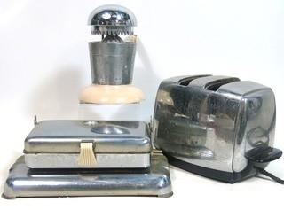 (3) Vintage Kitchen Appliances Including Waffle Maker, Juicer & Toaster. 