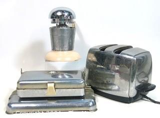 (3) Vintage Kitchen Appliances Including Waffle Maker, Juicer & Toaster. 