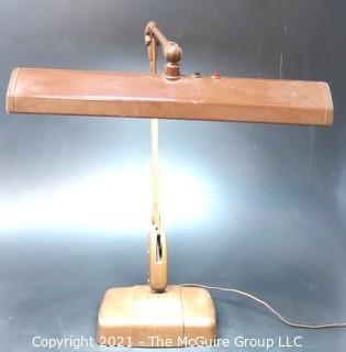 Vintage Articulated Mid Century Modern MCM Office Desk or Task Lamp in Working Condition. 