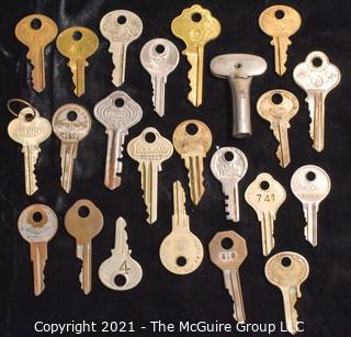 Collection of assorted vintage keys