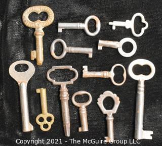 Collection of assorted vintage keys 