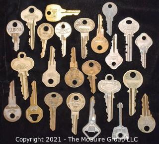 Collection of assorted vintage keys