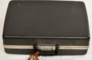 Signature 513 Portable Manual Typewriter In Carrying Case Montgomery Wards