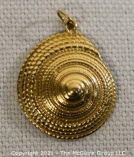 14 Kt Gold Shell Charm or Pendant.  Measure approximately 1" in diamter and weighs approximately 3.7 gr.  Not marked but tested as 14kt