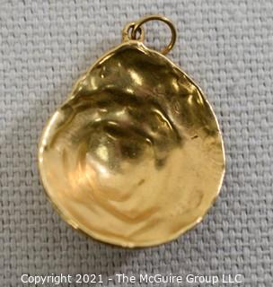 14 Kt Gold Shell Charm or Pendant.  Measure approximately 1" in diamter and weighs approximately 3.7 gr.  Not marked but tested as 14kt