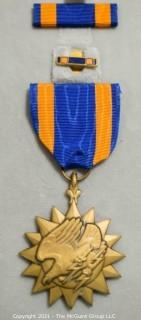 Collectible: Militaria: Medal - 1 Air Medal in presentation case w/ pin & ribbon