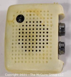 Collectible: Vintage Radio: Hand held 'mini suitcase' transistor radio