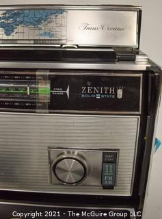 Vintage Transistor Radio Zenith Trans Oceanic D7000Y w/ pivoting base