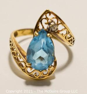 10k Gold ring with Blue Topaz Stone; 3g