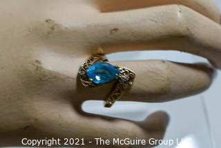 10k Gold ring with Blue Topaz Stone; 3g