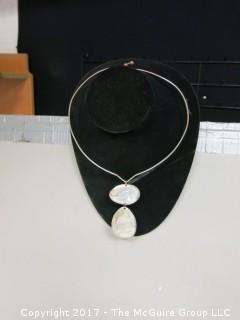 Choker necklace with pendant 