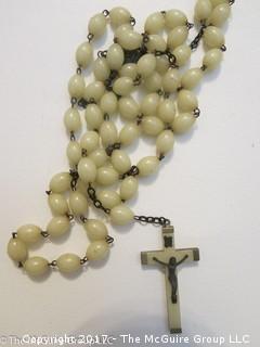 Beaded necklace with cross pendant 