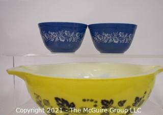 Three Vintage Pyrex Mixing Bowls in Blue & Yellow, Gooseberry Pattern.