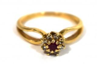 10kt Yellow Gold Ring with Gemstones Ring. Weighs 1.3 g.